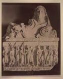 Volterra: museo nazionale: urna cineraria romano-etrusca, rappresentante il ritorno dalla caccia del Cinghiale