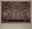 Firenze: (palazzo Riccardi): la porta dell'eternità: sarcofago romano