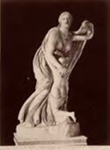 Firenze: r. galleria Uffizi: Niobe madre con la più piccola delle figlie: (scultura antica)