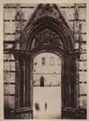 Siena: portale marmoreo con Cristo in trono tra due angeli nella lunetta