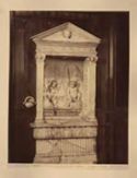 Firenze: cattedrale: sagrestia delle messe: lavabo in marmo: 14. secolo