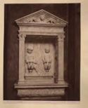 Firenze: cattedrale: sagrestia dei canonaci [i.e. canonici]: lavabo in marmo: 14. secolo