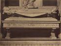 Firenze: Badia Fiorentina: monumento del Conte Ugo: urna con la figura giacente del defunto