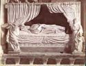 Assisi: Umbria: chiesa inferiore di s. Francesco: monumento a Ecuba Lusignana regina di Cipro: la cassa con la figura della defunta: (Fuccio fiorentino?)