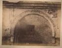 Murano: palazzo Da Mula: arco nel portico del cortile