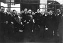 [Foto di gruppo dei partecipanti all'inaugurazione del corso in radiocomunicazioni: ingresso della facoltà di ingegneria di Bologna: 16 gennaio 1943]
