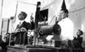 [Il professore Vittorio Gori mostra il funzionamento del dispositivo trasmittente ideato da Guglielmo Marconi in occasione della commemorazione dello scienziato nel cinquantesimo anno della scoperta della radio: Pontecchio 22 giugno 1947]
