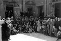 [Foto di gruppo dei partecipanti al congresso internazionale di stomatologia nel Cortile d'Ercole del palazzo universitario di Bologna: 16 aprile 1935]