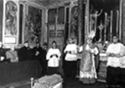 [Tradizionale cerimonia religiosa celebrata dal cardinale Nasalli Rocca: inaugurazione dell'anno accademico 1941-42: cappella di S. Maria dei Bulgari, Archiginnasio di Bologna: 5 novembre 1941]