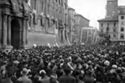 [Veduta sulla piazza Nettuno della manifestazione popolare in onore di casa Savoia: celebrazione del II centenario della nascita di Luigi Galvani: Bologna: 19 ottobre 1937]