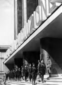 [Il reparto dei professori dell'università di Bologna sfila davanti alla sede della mostra della rivoluzione fascista: Roma: 22 luglio 1934]