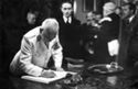 [Ludwig Siebert, presidente del consiglio dei ministri della Baviera firma il registro degli ospiti: sala del rettorato dell'università di Bologna: 22 maggio 1941]
