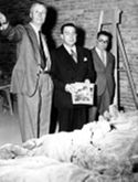[Torres Jaime Bodet dirigente generale dell'UNESCO ed altri davanti ai resti del teatro anatomico: Archiginnasio di Bologna: 18 giugno 1950]