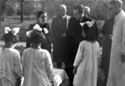 [Carlo Alberto Biggini ministro dell'educazione nazionale con alcuni bambini ed altri nel cortile della clinica pediatrica: Bologna: aprile 1943]