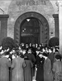 [Bologna, università degli studi, via Zamboni 33: ingresso degli invitati all’inaugurazione dell'anno accademico 1950-51: 20 gennaio 1951]