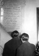 [Scoprimento dell’iscrizione marmorea in ricordo di Claudio Baldoni: palazzo universitario, vicino all’aula VI: Bologna: 21 febbraio 1953]