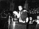 [Il professore Giampietro Puppi pronuncia il discorso inaugurale Nuove fonti di energia: inaugurazione dell'anno accademico 1956-57: aula magna dell'università di Bologna: 18 dicembre 1956]