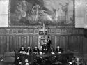 [Veduta sui relatori in occasione della chiusura delle celebrazioni del cinquantenario della morte di Giosue Carducci: anfiteatro Richelieu, università Sorbonne di Parigi: 26 novembre 1957]