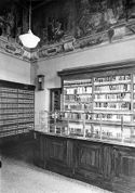 Biblioteca universitaria di Bologna: la sala di distribuzione: il reparto dei trattati