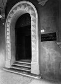 Particolare dell'ingresso della biblioteca universitaria di Bologna in via Zamboni 35