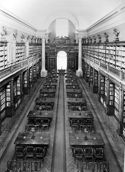 [Grande sala di lettura già aula magna - costruita nel 1741 arch[itetto] Carlo Francesco Dotti - donata da Benedetto XIV - (rest[aurata] A. X): biblioteca universitaria
