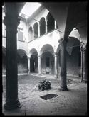 Cortile e loggiato: palazzo Salaroli Paleotti prima del restauro: Bologna