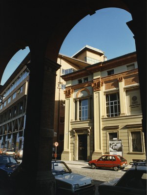 Vista su via Zamboni e Facoltà di Scienze Matematiche, Fisiche e Naturali.