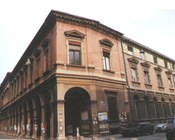 Palazzo Poggi all'angolo tra via Zamboni e Largo Trombetti.