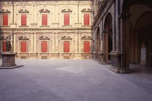 Corridoio su via Zamboni 33 e Cortile di Ercole