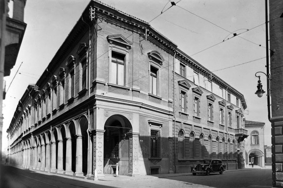 Palazzo Poggi con auto d'epoca